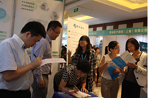 工作人员在“中华医学会结核病学分会2014年学术大会”为结核病研究者提供现场咨询